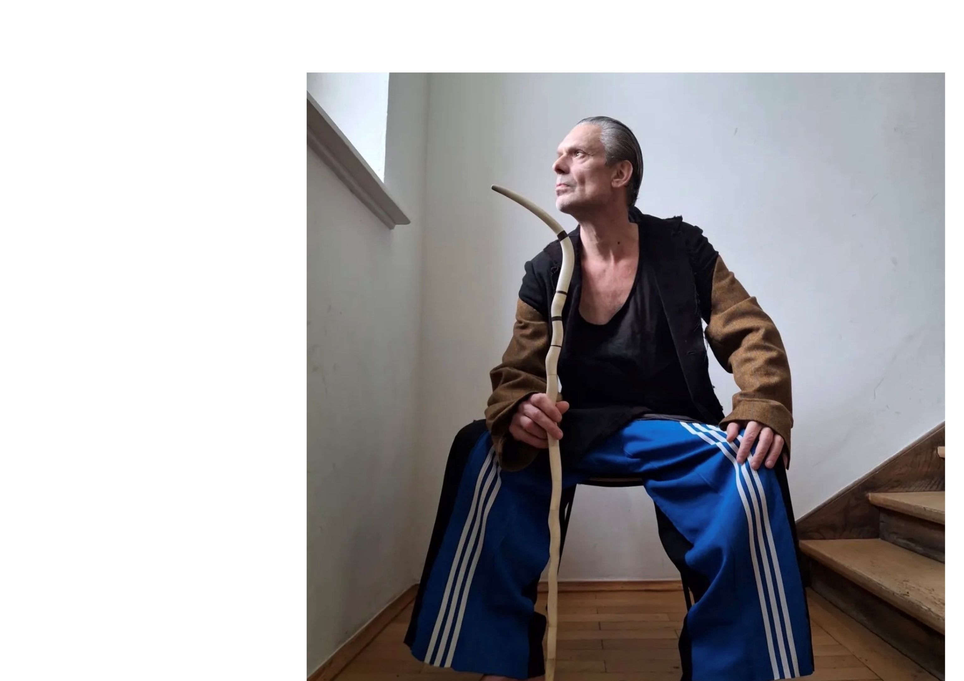 künstlerisches Outfit mit Stock von Bernhard Lehner