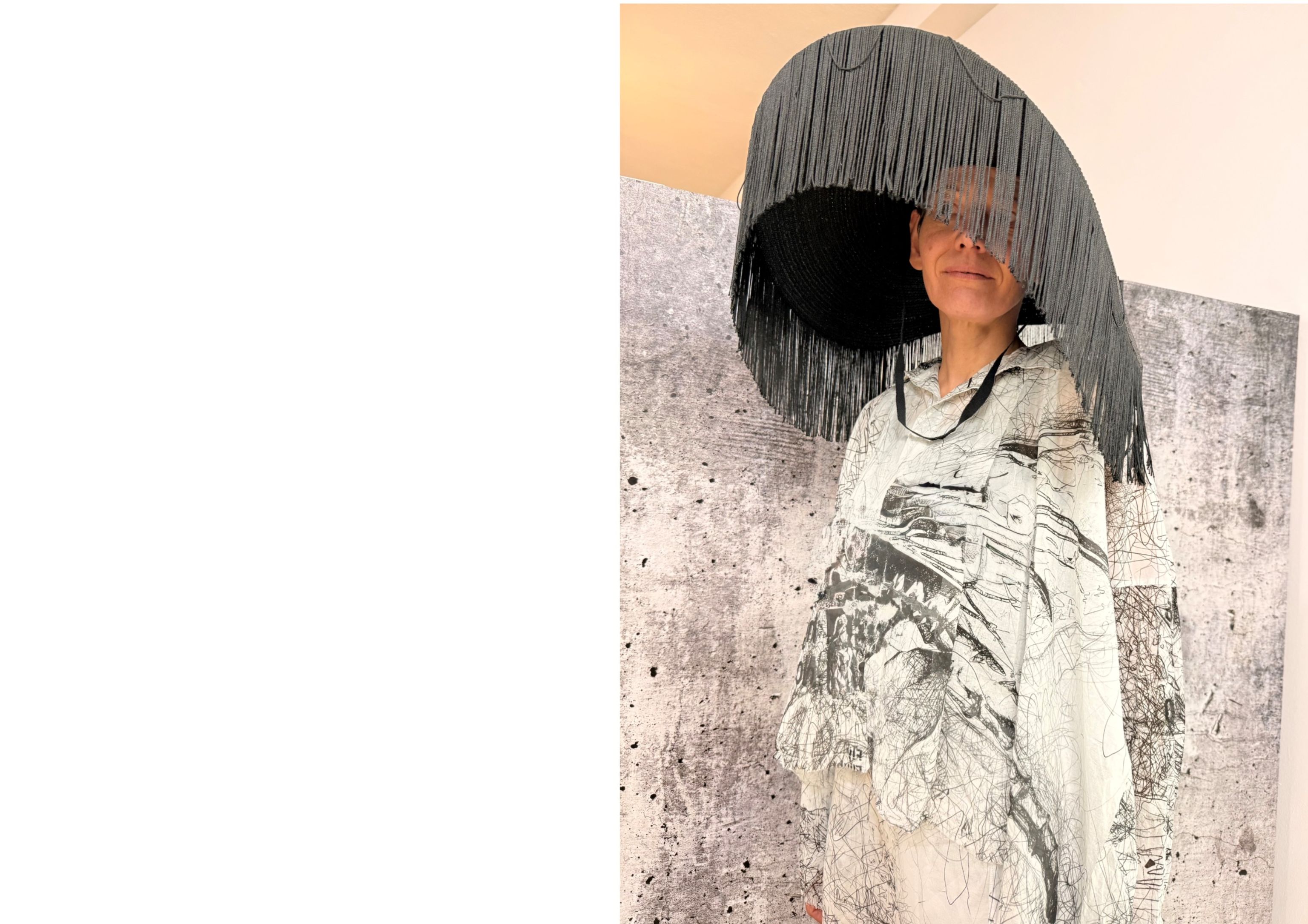 Künstlerisches Outfit mit nonkonformistischen Hut