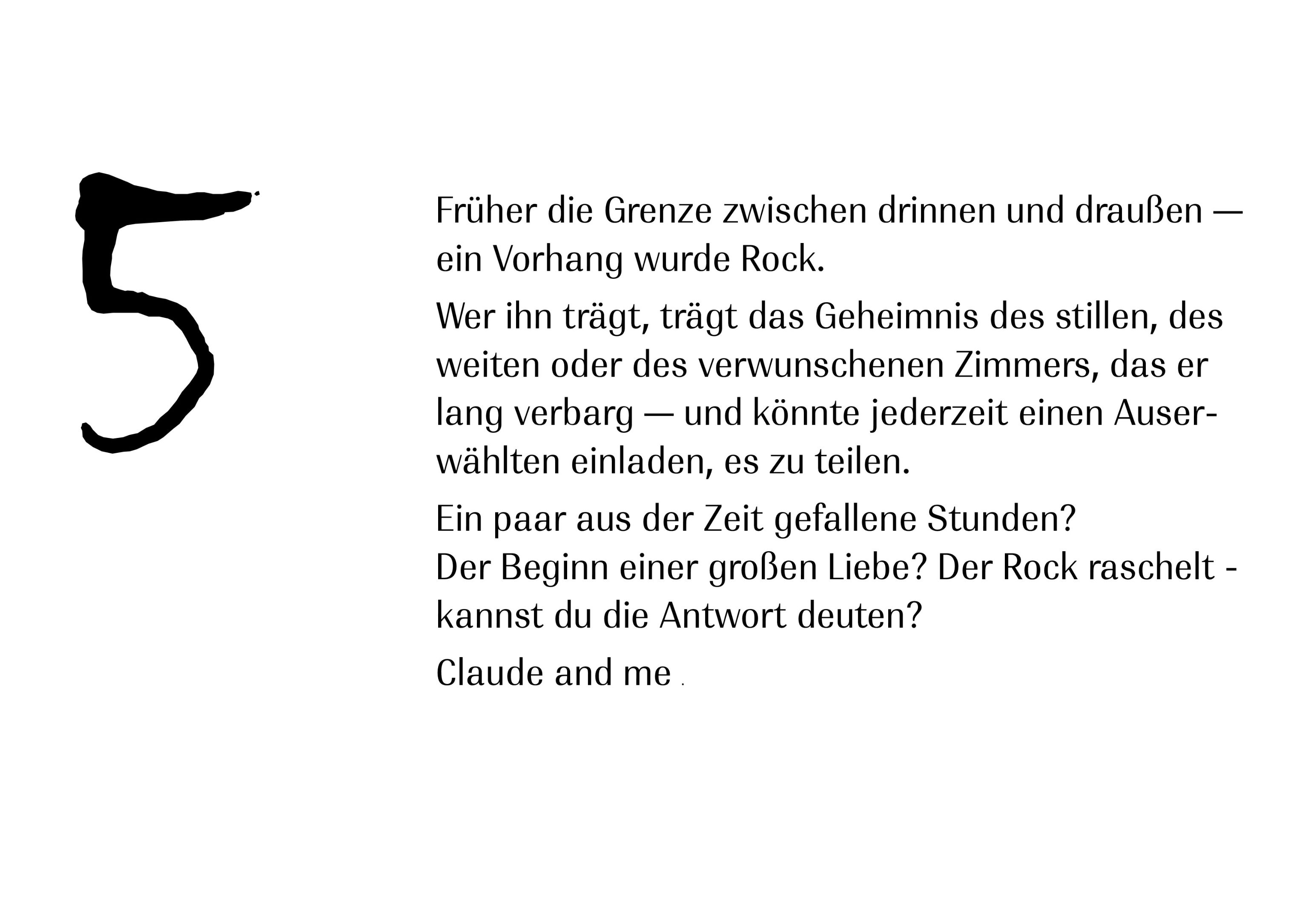 Der Vorhang Früher die Grenze zwischen drinnen und draußen — ein Vorhang wurde Rock. Wer ihn trägt, trägt das Geheimnis des stillen, des weiten oder des verwunschenen Zimmers, das er lang verbarg — und könnte jederzeit einen Auserwählten einladen, es zu teilen. Ein